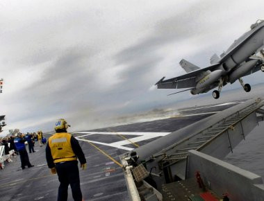 Επιθέσεις εξαπέλυσε το αμερικανικό αεροπλανοφόρο USS «George H.W. Bush» στην Συρία